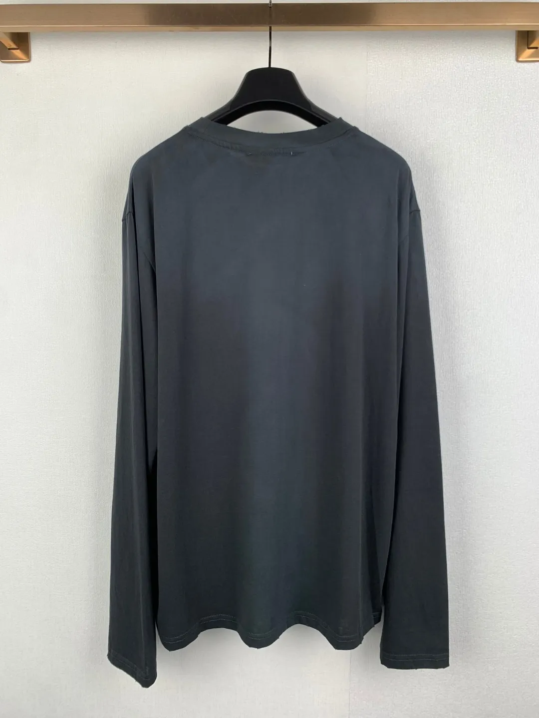 ACNE Studios spray-painted distressed printed logo long-sleeved T-shirt. Customized cloud velvet cool ski-feel cotton. Smooth drape. Delicate Breathable. A touch of glacier blue blooms quietly. Relaxed and alienated. Luxurious. The Acne Studios logo pattern is embellished on the chest. The uneven depth of the letter strokes is like the mark engraved by the years. It is sublimated by the imperfection of spray-painting and distressing to form a visual collision between softness and strength. Needless to say, the design speaks for itself. Let the clothes become an extension of the wearer's personality. Process 1: Use glue printing. The chest printing is modified three times by the film screen. Use glue liquid paint to print the pattern on the fabric. Bake the fabric to fix the printed pattern. Process 2: Gradient distressing spray process. By spraying dyes of different colors on the surface of the fabric, the clothes can show rich color changes under different lights and increase the visual layering. Process 3: Many parts of the body are worn by pure manual regular positioning. Manual brush marks. Add texture and depth to the surface of clothing to imitate the texture of natural wear. Process 4: The fabrics have been fermented and washed. They have a better hand feel. They are not easy to deform, shrink or fade. They maintain long-term beauty. Accessories: Customized 1:1 Acne trademark. Version: Loose version. Size: S M L XL